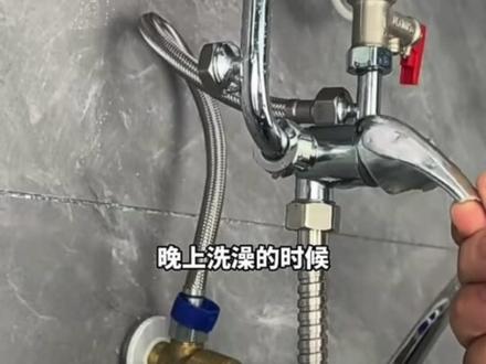 女子洗完澡忘关热水器水阀,水流9小时,小区变溜冰场“我爹在前边铲冰,我妈在后面撒盐,小卖部的盐都被我们家买完了”。#溜冰场#捅娄子