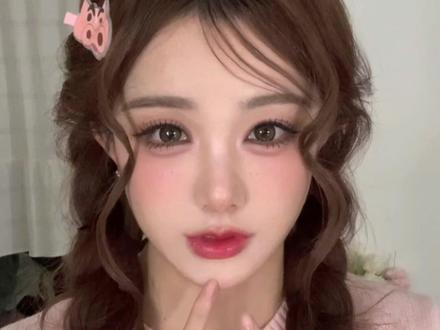 张元英仿妆 | 美萌双马尾🎀娇矜感满满~ 逐帧学习了她的化妆师的视频,很多独家小妙招!画完真的很好看~
#新年净妆迎好运 #潮妆研究所 #仿妆 #妆教 #张元英