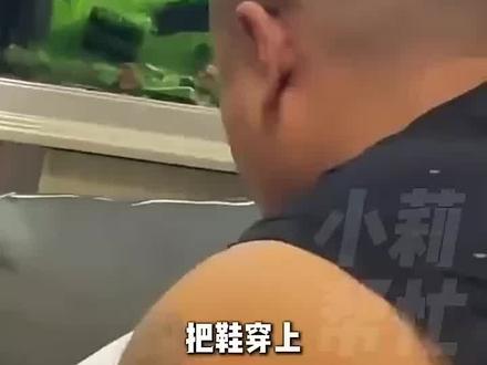 爸爸想让孩子把鞋穿上,却“甩锅”给妈妈,被奶奶当场教育:有事说事,别说妈妈不好,网友:这奶奶明事理!要让孩子意识到是这件事本身不对,而不是妈妈不让干,推卸责任。#抖音