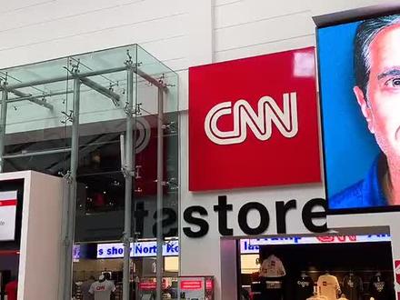 美国有线电视新闻网(Cable News Network,CNN)是美国一家具有重要影响力的新闻电视台,以下是关于它的详细介绍:
基本信息
• 成立时间:1980年6月1日。
• 创始人:特德·特纳。
• 总部地点:美国佐治亚州亚特兰大。
• 所属公司:华纳兄弟探索公司。
发展历程
• 初创阶段:1978年,特德·特纳的24小时新闻台想法未获有线电视运营商支持,1980年CNN仍正式开播,成为全球首个24小时播出的新闻频道。
• 早期发展:成立初亏损,后因对里根遇刺成功报道获准加入白宫记者团,1991年对海湾战争的现场直播奠定其在全球电视新闻领域的地位。
• 新媒体转型:1990年代以来,CNN大力发展新媒体业务,如推出CNN移动和CNN.com网站;2013年杰夫·扎克任总裁后,全面推进新媒体转型。
• 管理层动荡:1996年被时代华纳收购,2017年时代华纳被AT&T收购并更名华纳传媒,2022年探索频道与华纳传媒合并为华纳兄弟探索公司,期间CNN经历了杰夫·扎克辞职等管理层变动。
节目内容
• 新闻直播:每周7天、每天24小时向全球观众播出新闻,实时更新,涵盖综合新闻报道、时政访谈和辩论等。
• 特色栏目:有安德森·库珀360度、阿曼普、斯梅克尼斯等突出主持人观点和解读的栏目,还有世界体坛、连接世界、一个世界等不同类型的新闻栏目。
• 其他节目:推出了纪录片、真人秀等原创电视节目,如安东尼·布尔丹:未知之旅等。
频道特色
• 实时更新:强调新闻的实时性,致力于抢到独家新闻并以最快速度传播,追踪世界各地新闻事件。
• 深度报道:通过多档突出主持人地位的栏目,对新闻事件进行深入解读,分析事件发生的原因和影响。
影响力
• 专业奖项:多次获得皮博迪奖、艾美奖等影视传媒专业奖项,在行业内具有较高的认可度。
• 受众广泛:作为美国主流媒体之一,其受众覆盖全球超过210个国家及地区,堪称世界上重要的新闻频道。