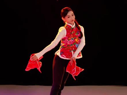 #夏辉原创编舞 东北秧歌的快乐谁懂!《谁家大美人》一响起,手绢翻飞,脚步生风,这才是刻在骨子里的热闹与欢喜,快过年啦,一起扭出满满烟火气~#东北秧歌#零基础舞蹈教学 #零基础学舞蹈 #谁家大美人