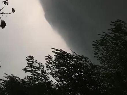 淮安的苏嘴两重天,乌云密布,狂风暴雨即将降临。