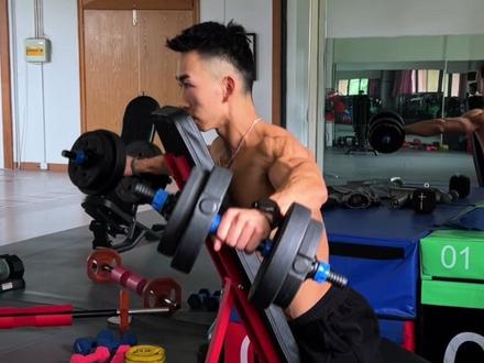 #肩部训练 #居家健身 #健身干货 居家练肩膀 把这些动作练好就可以啦!