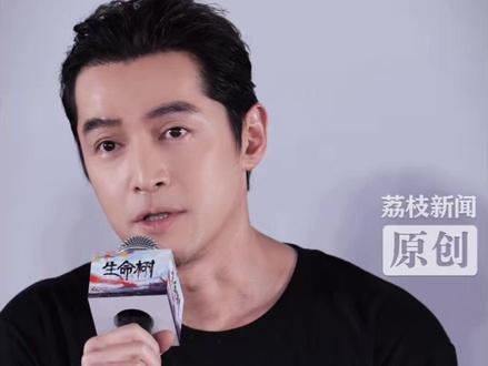 【#胡歌持续13年参与高原志愿服务 #胡歌出演多杰的宿命感 】1月27日,北京三里屯,电视剧《生命树》举办发布会,官宣定档。发布会上,演员@胡歌 表示:“10多年的志愿者经历让我真正认识了这一片土地,并深深的爱上了这片土地”“当我知道多杰这个角色的原型是索南达杰和扎巴多杰,当时内心非常的激动,我觉得可能是冥冥之中对我的一种鼓励吧。”2013年胡歌第一次踏上三江源,在沱沱河做志愿者时,就曾走过索南达杰和巴尔多杰他们走过的路,见过他们的家人与朋友。