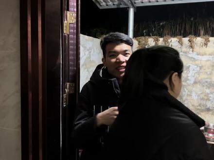 宝宝满月酒,外婆买了红鸡蛋方便面和烟花爆竹,准备正席忙到凌晨