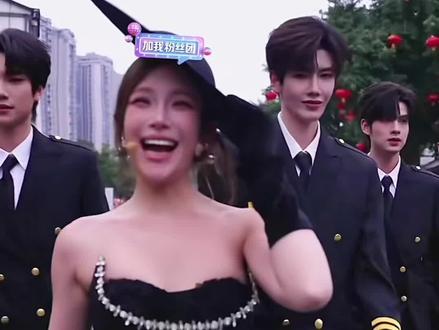 @AI瑶瑶团播• 银河系001(团队招优) @001-王林🍃 #银河系001 #001一月直播日记 #团播 哈哈,拉腿,拉到底就瘦了!哈哈😁