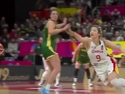 比分被扳平,郑薇火速布置战术!韩旭压哨3分命中,帮助中国女篮半场领先澳大利亚!#韩旭压哨三分 #韩旭三分球3投3中 #中国女篮vs澳大利亚