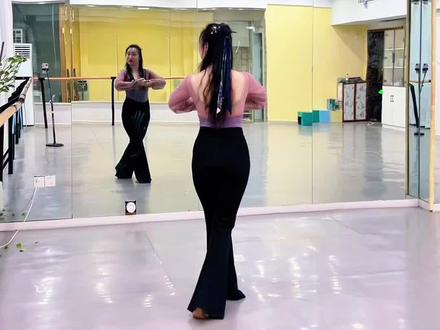 舞蹈《武家坡》超详细的背面教学分解视频来咯~#武家坡 #背面慢动作分解 #再听一遍武家坡 #舞蹈分解教学视频 #青年创作者成长计划 @抖音小助手 @抖音创作小助手 @抖音创作灵感 @抖音媒体内容优推官 @DOU+小助手 @DOU+上热门 @DOU来跳舞