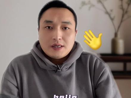 引力传媒这哥们儿,最近可是风头正劲,四大成长动力让它在市场里挺起了腰杆,投资者们也都在摩拳擦掌,想看看它能不能突破新的成长点,给大伙儿带来点惊喜呢。
先说说这四大成长动力。第一,引力传媒可是内容营销领域的老大哥,有阿里、字节双平台顶级资质加持,服务超1000家知名品牌,这资质和客户资源,那可不是盖的。第二,它积极拥抱新兴平台,像短视频、直播这些热门领域,都有它的身影,这可都是当下最火的流量入口啊。第三,出海战略也是它的一大杀器,组建了专业的出海营销团队,帮品牌客户在全球市场上开疆拓土,这市场可就大了去了。第四,AI技术的赋能,让内容创作和流量分发更高效,这可是在科技浪潮里乘风破浪的节奏啊。
那它能不能突破新的成长点呢?从目前的情况来看,机会还是挺大的。公司前三季度营收44.33亿元,同比增长28.43%,这增长势头可不是闹着玩的。而且,国际投行高盛国际、巴克莱银行等都跻身十大流通股东之列,这可都是用真金白银投票,对引力传媒的未来发展潜力那是相当认可。
再来说说消息面的利好。公司与澜舟科技共建“行业AIGC大模型联合实验室”,这可是要在AI领域大展拳脚的节奏啊,为公司提供了新的增长动力。还有,公司在短剧营销领域也取得了相关订单,虽然目前占比不大,但这也是一片新蓝海,未来有望成为新的盈利增长点。
那技术面上呢?投资者们可得盯紧了。首先,股价的走势要关注,看它是不是能稳稳地站在均线之上,这可是强势的标志。其次,成交量的变化也不能忽视,要是成交量能持续放大,那说明市场对它的认可度高,资金流入积极。再者,一些技术指标,像MACD、KDJ等,也可以作为参考,看看是不是处于金叉等买入信号的状态。
不过,投资这事儿,可不能光看好的一面,风险也得掂量掂量。市场风云变幻,股价波动是常有的事,要是短期涨幅过大,那后续回调的风险可就大了去了。而且,市场竞争激烈,技术更新换代快,引力传媒要是不能持续保持优势,那可就麻烦了。
总之,引力传媒这会儿是挺火的,消息面的利好也给投资者们带来了不少机会,但技术面和风险也得综合考量,投资这事儿,可得谨慎着点。关注川哥多个盘友#干货分享 #内容启发搜索 #经验分享 #商业思维 #财经