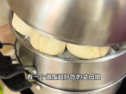 丈母娘牌大包子出锅啦!蒜苔肉丁包子!#蒜苔包子 #包子