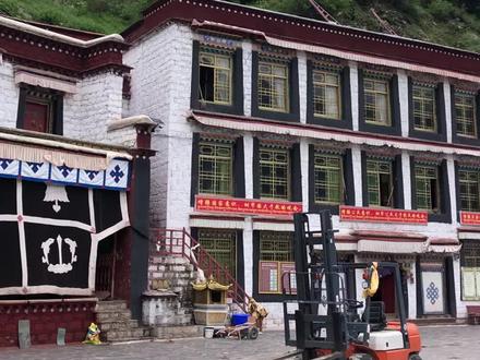 建造在半山腰上的直贡梯寺,
在西藏还是挺有名的,
距我们泡温泉的德仲寺也就不到十公里的路程。
每天都有一班车从拉萨过来的,
100块钱可以参观直贡梯寺和德仲寺。
看了介绍,
直贡梯寺上面的天葬台是世界三大天葬台之一,
比我们先前去过的色达的天葬台,
无论在规模上还是名气上,
都大了许多~~
你要是来西藏,
不妨来看看吧~~#旅行推荐官 #带你看世界 #一起享受大自然的美 #不一样的风景