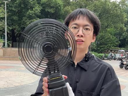 工业锂电风扇,纯铜电机,金属机头8寸,金属扇叶,风力很大可以2档风速调节,机头角度上下可调,工地车间吹风很合适#风扇 #台扇 #锂电风扇 #五金工具 #五金百货