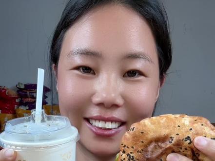 来城里第20天,今天吃塔斯汀汉堡🍔我滴个妈呀!我啥时候这么黑了秒变小村妮,哦对,我本来就是村里的@抖音涨.粉 @抖音美食 @抖音热点 #塔斯汀 #汉堡 #塔斯汀中国汉堡 #汉堡炸鸡
