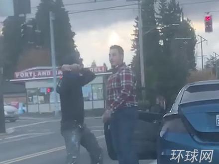 美国路怒司机挥舞武士刀威胁另一司机,对方拿出步枪对峙