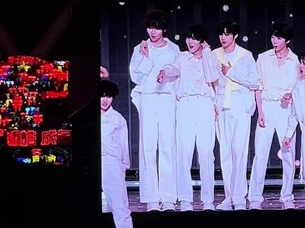 张函瑞随舞疑似freestyle🧐
大家的reaction都很好品哈哈哈,都被张函瑞这个魅魔可爱到了吧!
#tf家族新年音乐会 #桂瑞 #橹瑞 #张函瑞随舞 #随舞