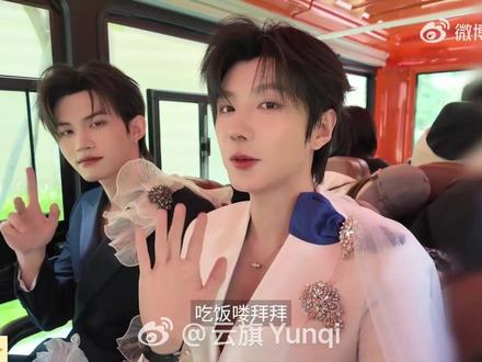云熠共创VOGUE 九寨沟活动Vlog 微博共创这个含金量,这是彻底绑死了😆😆
家产太牛了,大大方方展示婚后生活,在内娱同框,在微博公开😭😭
一天天的太幸福了,过年过年
@云旗Yunqi @郝熠然
#云熠 #云熠星河 #云旗 #郝熠然 #云熠Vogue