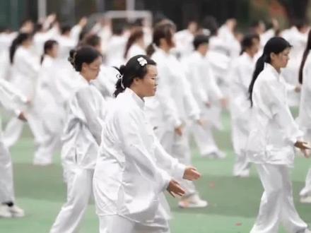 “全世界都在学太极”!3月21日,全球首个“国际太极拳日”来了,刚柔并济,进退有度,尽显东方智慧~“中国风 已成世界新潮流”#国际太极拳日#国风#太极拳#中国功夫 点击关注👉#冰城新闻