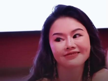 #凤观NEWS 1月22日消息,40多岁网红自称“性商第一人”,教授女性通过眼神、肢体语言吸引异性;线下开“性商学院”,课贵至8万8,称学员上万人;目前短视频账号已设为私密账号。#性商 #黑白颠周媛 #吸引