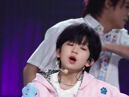 超元气爱豆幼年体的首秀舞台~ 还只是十一岁的宝宝呀 继续闪闪发光慢慢长大吧乖宝宝~ #陈璟翊 #风华盛典 #偶像万万岁 #养成系