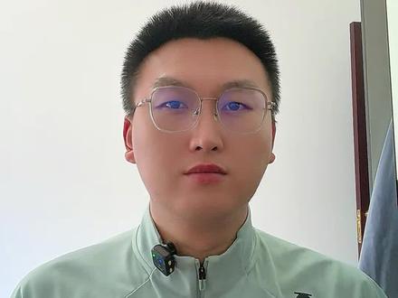 消失的人结尾毛骨悚然:从创伤代际传递,看透徐莹莹 1. 《消失的人》结局反转,看似无辜柔弱的徐莹莹是幕后推手,亲手将父亲徐志杰送进监狱,令观众倍感惊悚。
2. 影片被忽略关键细节:徐莹莹全程毫无恐慌情绪,哪怕与狱中的父亲对峙也异常冷静,远超普通十几岁少女的状态。
3. 从心理学创伤代际传递角度解读,结合原著《海葵》背景,她自幼身处充满算计、欺骗、操控的原生家庭环境。
4. 她并非天生本性恶劣,而是在畸形家庭氛围中被迫习得冷漠与算计,为自保养成极致冷静、先发制人的性格。
5. 不替其行为辩解,但引人反思:不要轻易指责孩子是“坏种”,更该深究原生家庭才是埋下人性阴暗种子的根源。
#消失的人 #电影消失的人深度解析 #徐莹莹 #海葵原著 #原生家庭的伤害