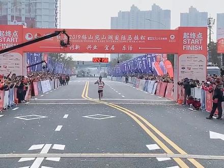 宛山湖马拉松全程国内冠军管油胜,成绩2小时21分57秒!看起来很轻松,现场观众也超热情❤️!