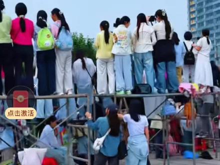 这就是粉丝们冒雨搬梯子搬凳子等的跑男