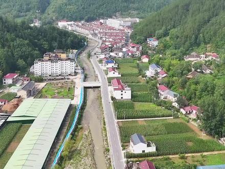 ✨《大坪镇岩屋河:璀璨蜕变,点亮大坪明珠》✨
宝子们,今儿必须来聊聊大坪镇岩屋河的惊人新变化!曾经或许只是记忆里的平凡一隅,如今却摇身一变,成为大坪镇一颗熠熠生辉的灿烂明珠🌟。
走进岩屋河,崭新的道路宽敞整洁,两旁绿树成荫,像是在列队欢迎每一位访客。错落有致的新建筑拔地而起,风格独特,既有现代的简约大气,又保留着当地的文化韵味。休闲广场上,老人们悠闲地晒着太阳,孩子们嬉笑玩耍,处处洋溢着幸福的味道。
产业发展更是蓬勃向上,特色种植园里果实累累,生态养殖基地活力满满,为岩屋河注入了源源不断的经济活力。这一切的改变,让岩屋河成为大坪镇发展的新名片,也让每一个见证它蜕变的人惊叹不已!
为岩屋河的新变化点赞,期待它更加美好的明天!👍
#大坪镇 #岩屋河新变化 #乡镇发展 #乡村明珠