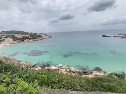 这个夏天来广东玩水吧
庙湾岛攻略
路线一
珠海香洲港或深圳蛇口港,广州南沙港坐邮轮 — 外伶仃岛 — 庙湾岛(全程2小时-3小时)
路线二
珠海九洲港—庙湾岛(全程1个半小时)
(出门一定要看天气,我去的那天是阴天,重点就是外伶仃岛到庙湾岛船一定一定要提前预约拼船800,不然到现场有可能没有组团只能在外伶仃岛逗留了或者包船那就太不划算,同理路线二也要提前预约,都是免费包帐篷所以不用担心没有住的地方,或者想住好点当地民宿200-300,白天没有电只有晚上才会发电,热水冲洗10-15,岛上有移动信号塔移动有5G信号,其他运营商基本没有信号,有小卖部基本生活用品都有,吃饭的话当地有两个餐馆,当地居民捞什么就吃什么,人均几十左右味道不错👍,也可以自己带烧烤架去,想要浮潜建议自己提前备好装备,岛上有租的但是不划算,可以爬山看日出,岛上没有👨⚕️没有👮♀️所以一定要注意安全,爱护环境。
6岁以下或者年长着坐船颠簸不建议去#广东dou知道 #可以看看你们拍的海么
