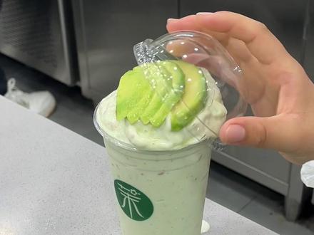 喝到了耶!茉酸奶的巴旦木牛油果奶昔和想象中一样的好喝🤤抹茶麻薯也很惊艳!就在勒泰五楼📍姐妹们懂?@茉酸奶 #茉酸奶 #石家庄茉酸奶 #石家庄茉酸勒泰中心店 #一杯酸奶奶昔等于一整颗牛油果 #你与大草原仅有一杯茉酸奶的距离