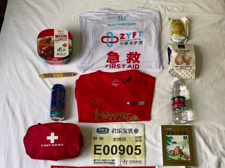 哇,好丰富的参赛包!
#郑开马拉松