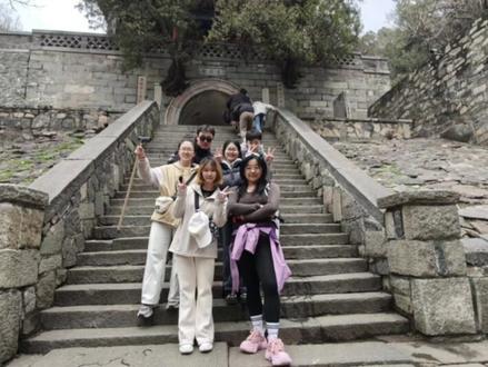 心心念念的泰山,终于登顶啦✌
当我们到达泰山的那天晚上,发现泰山还在下雪封山的时候,我们都以为这次算是白跑了,但是在第二天的中午,惊喜突然降临,天气转晴,泰山解封了。
我们从红门出发全程步行登顶又原路返回,经历了十八盘的磨砺,下山没有路灯照明的崩溃,突然从山坡上蹦下来的陌生人的惊吓,和赶车赶飞机的紧迫,但是回想起昨天,心里更多的还是对泰山景象的震撼和我们咬牙坚持下来的成就感👊
虽然下山的时候大家都累的奇形怪状的哈哈哈哈哈哈哈,但是我们拼上去啦✌,“战损”何尝不是一种胜利的结果✌#一定要来一次泰山 #因为年轻所以无所畏惧 @纤墨. @中华田园果子狸plus @小小咪咪不睡觉🐱🐱🐱 @ai @鼠小松