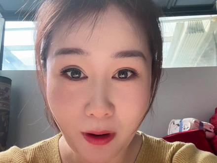 大年初一,开门见喜!🧧 辞旧迎新,金马贺岁。在这红红火火的日子里,不谈烦恼,只送祝福。祝你在2026年:龙马精神身体好,马到成功事业高!脚下有风,眼里有光,口袋有钱,心中有爱。给您和家人拜年了,春节快乐,万事胜意!