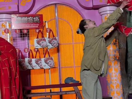 沈阳来的舞蹈老师跳舞与闫东互动 #女儿国互动的游客越来越厉害了#长春动植物公园太有节目了#优秀创作者扶持计划#记下幸福拍摄#吃喝玩乐分享计划