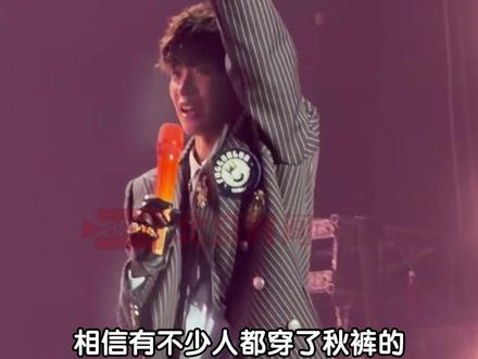 11月9日,南京。#梓渝 亮相2025微博大眼音乐节,暖心提醒粉丝天气冷了要穿秋裤,拍腿暗示自己已经穿了,网友直呼太可爱!#微博大眼音乐节 (记者:范莹)