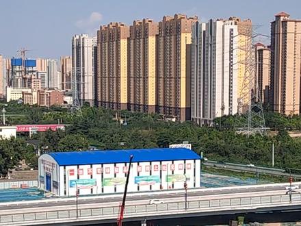 西兴高速改扩建,由原来的双向四车道改为双向八车道,咸阳出口西移,三年之后去西安更方便了