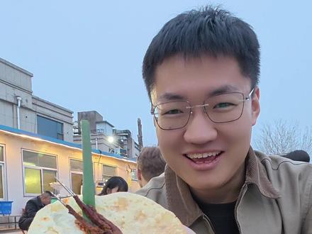 00后东营仔揣着15.5的硬座票,绿皮火车晃1小时直奔淄博!小饼摊开抹酱、裹上滋滋流油的肉串和脆葱,这口“卷一切”的烟火气,才是进淄赶考的正确打开方式~#vlog十亿流量扶持计划 #vlog日常 #进淄赶考