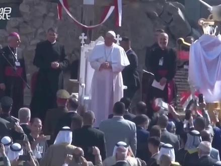 方济各为摩苏尔的 “战争受害者们”祷告