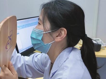 抬眉问题面诊记:细节决定美丽成败💡
在面诊中,我遇到不少因眉毛问题而困扰的患者。👀
眉毛不能抬,其实是皮肤松弛在作祟!埋线不去皮,效果自然不完美。皮松了,线就埋不住,容易移位甚至脱落,影响整体效果。😢
对于抬眉问题,手术的关键在于成型双眼皮的同时,控制眉毛不再上抬。🔪
如果眉毛习惯性上抬,埋线可能不是最佳选择,全切或许更合适,能更好地固定眉毛位置。
记住,美丽需要细心呵护,每一个细节都不能忽视!💖#双眼皮 #双眼皮手术 #蒜皮 #宁波眼袋陆欣 #双眼皮大眼睛