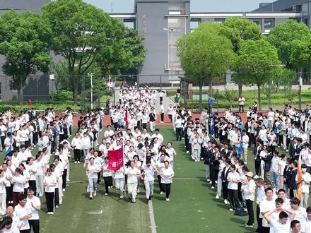 5月29日上午,靖江市第一高级中学举行“向青春致敬”主题升旗仪式,全校师生齐聚一堂,为高三学子加油鼓劲。@靖江发布 (记者:邢璐 钱立峰 弓煜)