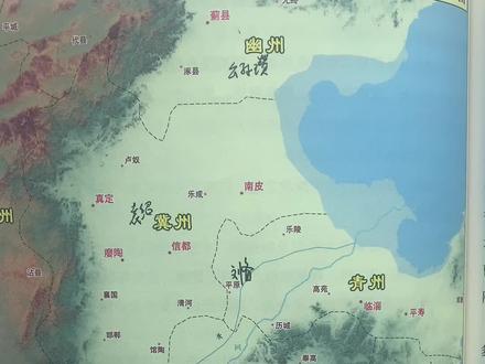 刘备老家是涿郡的涿县,就是今天河北涿州市,后来当上平原县令,曹操的老爸在徐州被杀,曹操拼命来攻打徐州,陶谦很害怕,手下武将也恐惧曹操,刘备来帮忙,虽然兵力根本无法与曹操抗衡,但也不惜余力地战斗,陶谦认定刘备是个靠谱之人,就在去世之前把徐州让给刘备,这就是刘备的第一桶金!#地图 #历史 #徐州 #兖州 #涿州