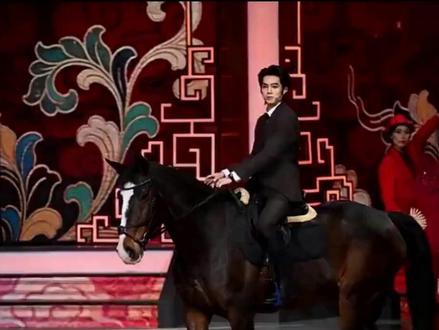 2026辽宁卫视春晚,小品质量整体堪忧,节目混演分辨不易|周 2026辽宁卫视春晚以“马”为主题,但节目整体质量欠佳,小品同质化严重,多部作品因老梗翻新、台词生硬而显乏味。开场《骏马奔腾向北方》以马术表演扣题,但色彩搭配欠佳;冯巩、潘斌龙合作的小品因机器人效果差、内容套路化遭批评。宋晓峰、蒋诗萌作品因接地气宣传沈阳美食获好评,郎朗与周深联袂演出则成为亮点。AI技术与国风结合的《洛神赋图》创新性较强,而刘畊宏节目因过气争议影响观感。虽有多处表演如戏曲、杂技等展现水准,但整体仍存在节目混演难辨、喜剧创意匮乏等问题。作为东北喜剧发源地,辽视春晚未能延续昔日“喜剧海洋”辉煌,周深凭借天生喜剧天赋成全场最大看点。