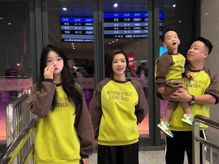 十一小长假粉丝带着两个女儿从山东来河北,安排了家宴给予最高的礼遇,吃完饭婆婆邀请母女三人去公婆家里住这样能方便照顾他们也安全放心!能带回家吃饭住宿的都是住在我们全家心里的人,感恩这几年抖音上粉丝朋友们对我家的支持与喜爱,我们的爱全部在心里了!