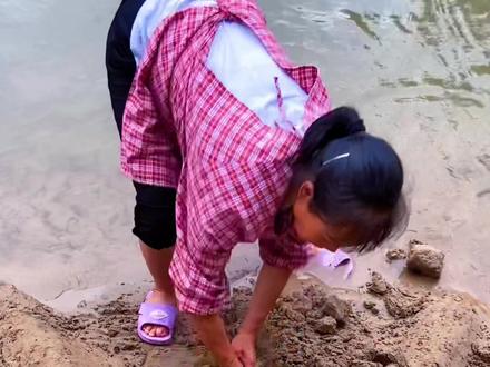这个乌龟蛋能孵化出小乌龟吗?去河边做一个鱼跃龙门陷阱,帮乌龟抓点口粮……