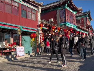 两天的行程
泰山门票虽然免费一定要提前网上预约,从泰山公众号就可预约
第一天
9点18到达泰山站打车12-15元到红门.10点30开始从红门出发
12点30到达中天门休息片刻.中天门汽车站2楼到1楼拐角有免费的热水供应.山上热水都要收费的.吃点午餐继续加油!从中天门到南天门全程徒步,如果觉得累大家可以做索道100元每人.下午4点我们到达山顶,欣赏日落.山顶住一晚.
第二天早上5点30去排队看日出.
10点钟下山.我们选择做索道和小交通到达天外村.打车12元到火车站.需要爬泰山的关注一个博主@泰山娟姐 里面攻略很详细很好的一个姐姐.不懂也可私信问她