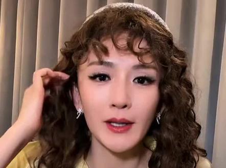 谢娜演唱会结束之后直播来啦,粉丝们要求谢娜巡演,谢娜说要去问