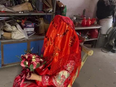 摄影师带你们看看我们赣州南康的结婚风俗,把新娘子接回来了,要让新娘子坐在簸箕里,坐久一点才有耐心#结婚习俗 #接亲现场 #婚嫁