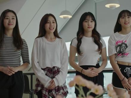 深度解读韩国电影《火女》,它不仅仅是一场过气女明星的疯魔噩梦,更是一记狠狠抽在娱乐圈虚伪脸上的耳光。
它用极端又刺痛的方式告诉我们:当流量、资本和舆论成为唯一的信仰,人就会被一点点逼成怪物。
秀妍最后变成了“火女”,可这把火从来不是她一个人点燃的。是舆论添的柴,是资本浇的油,是嫉妒吹的风。
这不仅仅是一部电影,更是一面照妖镜,映照出人性里最不愿承认的冷漠、嫉妒与残忍。
#抖音精选#悬疑电影#韩国电影#影视经典补完计划#影娱漫谈编辑部