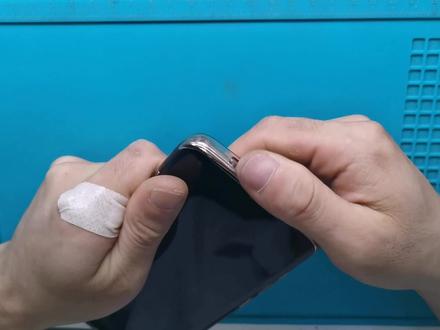 上一次你们要的曲面屏UV膜怎么撕他来了:指南舟手机维修培训学校