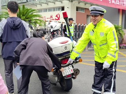 2024高考首日|“211”警车现场应援 祝考生金榜题名#高考 #2024高考 #高考加油 #成都高考 #高考加油站