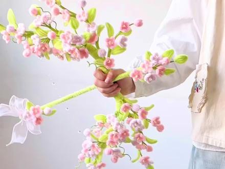 快看‼️春日桃花弓箭制作教程来啦~ #扭扭棒手工 #扭扭棒弓箭 #桃花弓箭 #手作弓箭 #送闺蜜礼物